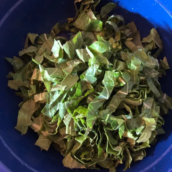 Cuci bersih lobak singgalang dan iris-iris