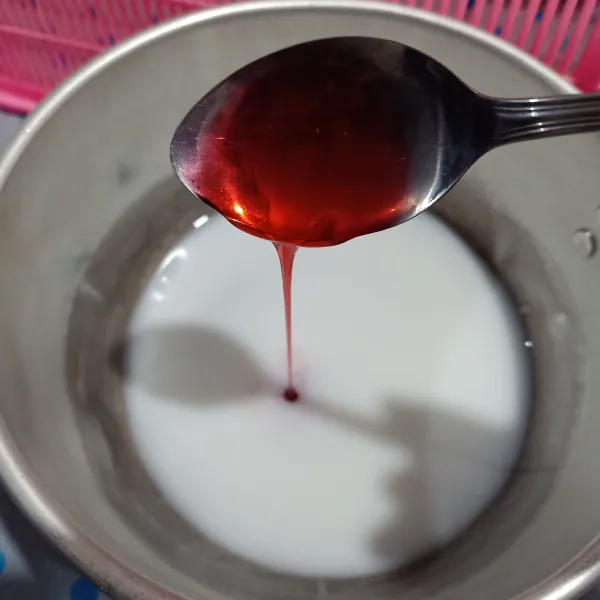 Tambahkan sirup cocopandan.