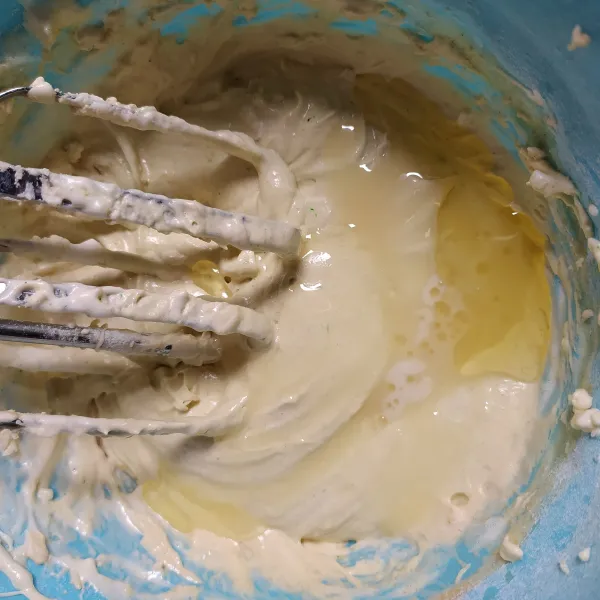 Tuangi minyak goreng dan kental manis putih, aduk balik menggunakan spatula.