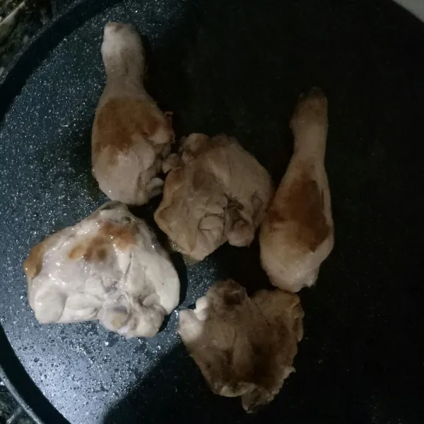 Panggang ayam hingga kecoklatan di kedua sisinya.