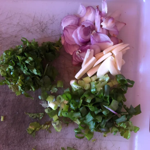 Iris-iris bahan seperti bawang merah bawang putih, daun bawang dan seledri