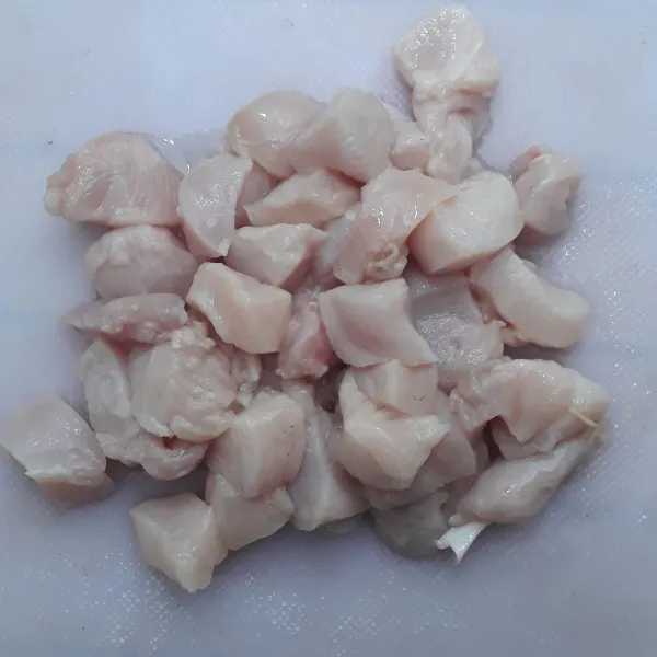 Fillet ayam dipotong dadu.