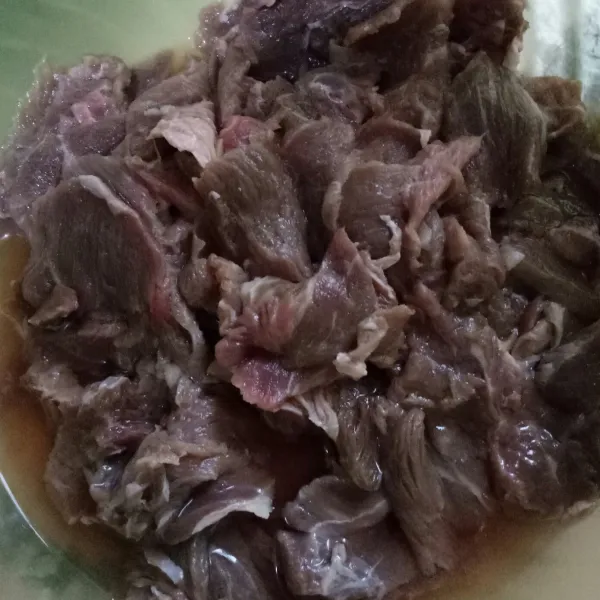 Siapkan daging yang diiris tipis.