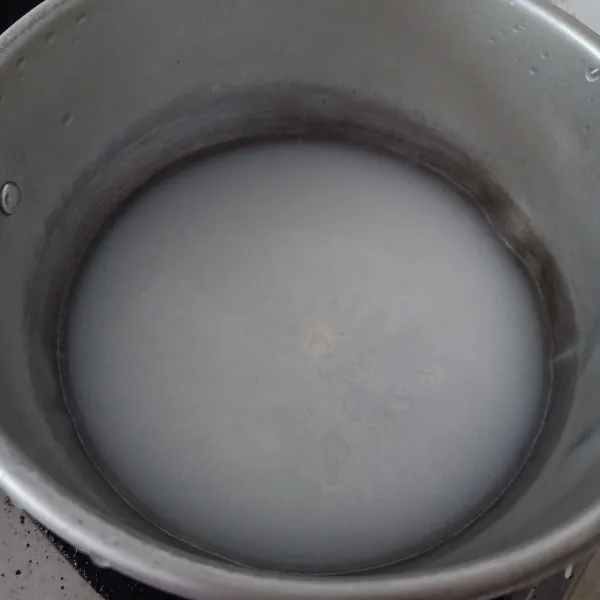 Rebus air, santan, kental manis sampai mendidih. Matikan api.