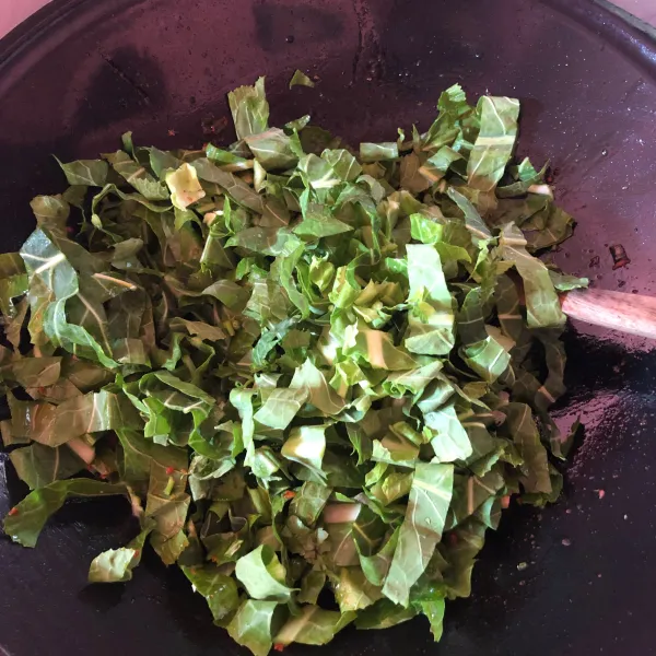 Masukan lobak singgalang dengan seledri, aduk rata hingga sayur layu. Tambahkan kaldu jamur