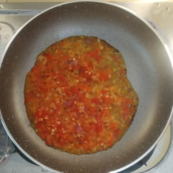 Tumis bumbu yang sudah dihaluskan seperti cabai dan bawang sampai harum