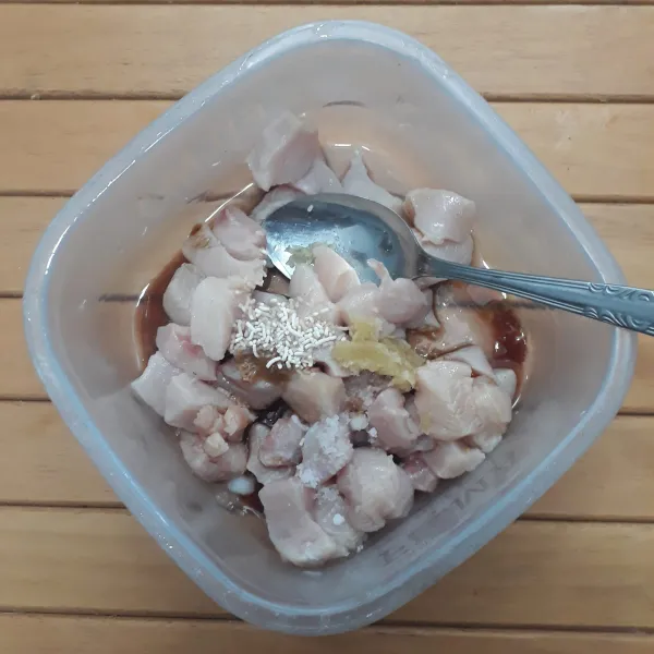Campur fillet dengan garam, kaldu jamur, bawang putih bubuk, minyak wijen, kecap asin, saus tiram dan air jeruk nipis. Remas-remas sebentar lalu diamkan selama 20 menit.