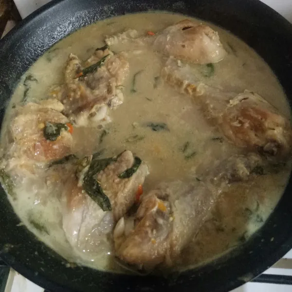 Masukkan ayam dan masak hingga kuah menyusut.