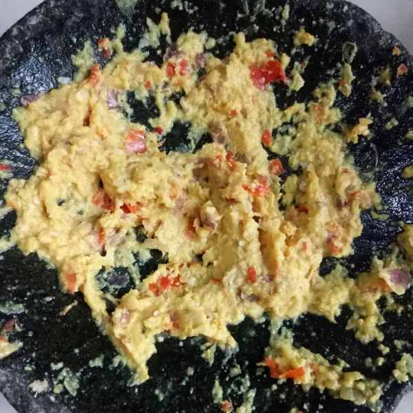 Haluskan semua bahan bumbu.