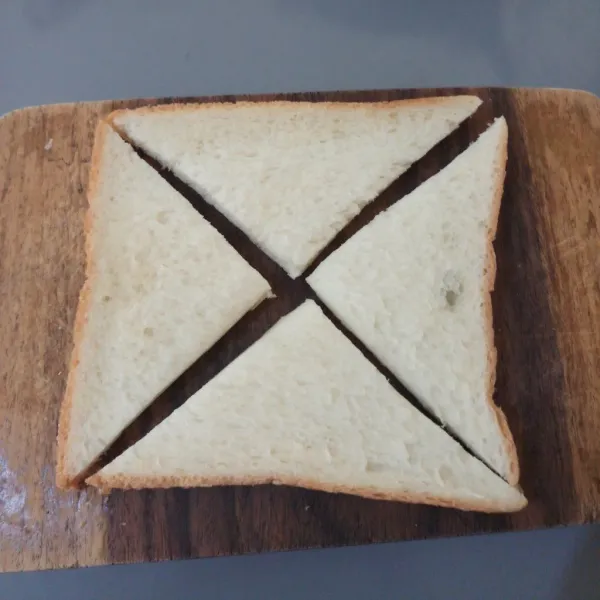 Potong 1 lembar roti tawar menjadi 4 bagian.