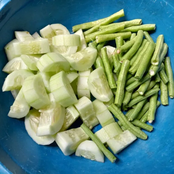 Kupas timun dan potong-potong sesuai selera, potong-potong juga kacang panjang.