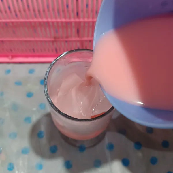 Tuangi air sirup yang sudah tidak panas, sajikan.