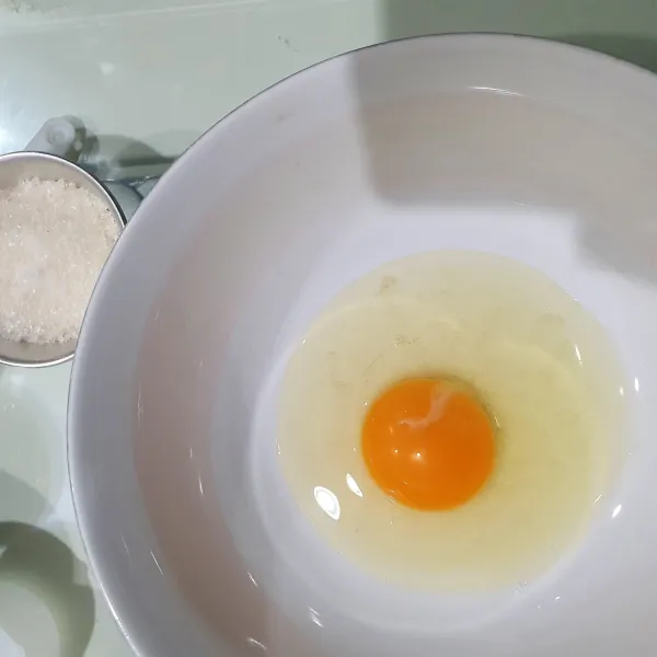 Masukkan telur, garam dan gula dalam sebuah mangkok
