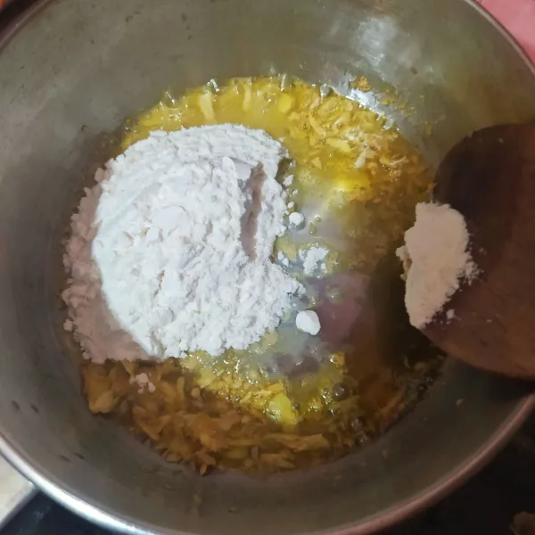 Membuat saus putih: panaskan margarin, tumis bombay dan bawang putih. Masukan terigu, aduk cepat.