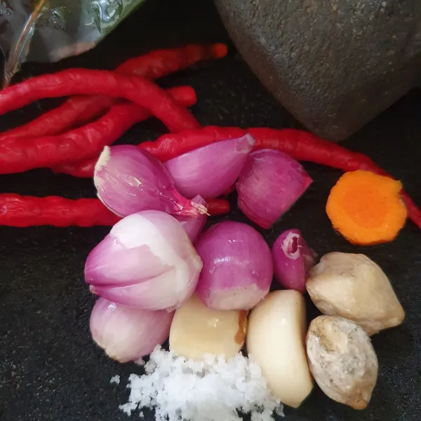 Haluskan cabe, bawang merah, bawang putih, kunyit dan kemiri.