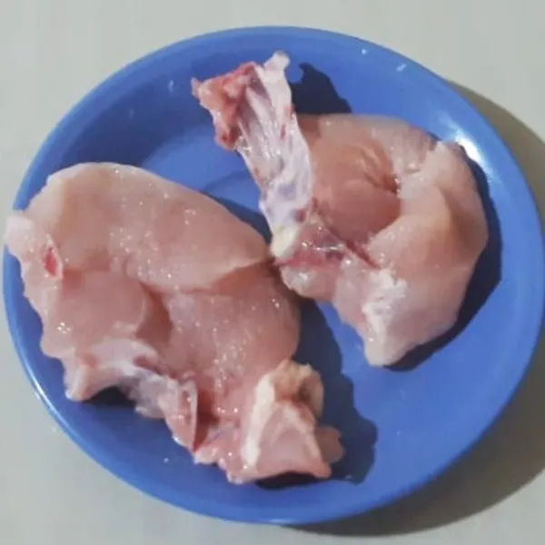 Cuci bersih ayam. Lumuri garam dan beei beberapa tetes cuka masak, remas-remas. Biarkan beberapa saat, bilas hingga bersih.