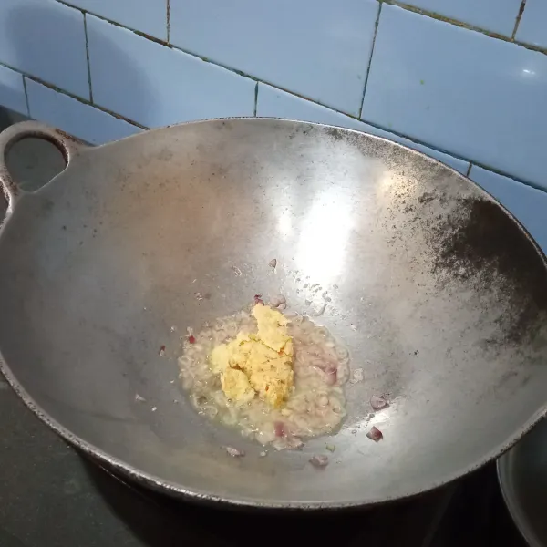 Masukkan bawang putih, kemiri, ebi yang sudah dihaluskan, tumis sampe harum.