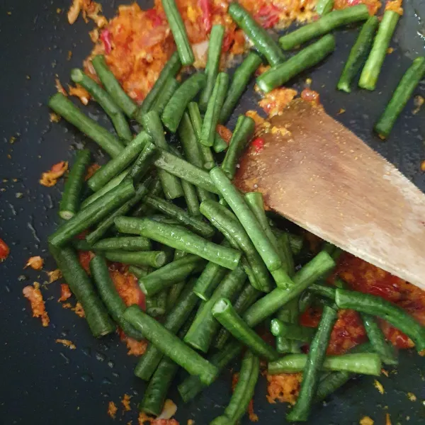 Masukkan kacang panjang.