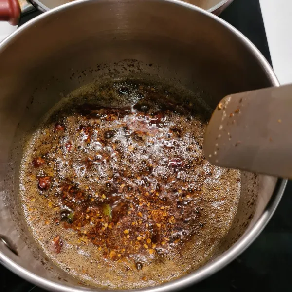 Masukkan bahan yang sudah ditumbuk, jahe, ketumbar, bubuk cabe, dan garam. Masak selama 1-2 menit.