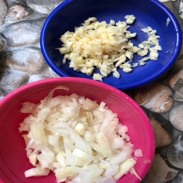 Cincang bawang putih dan bawang bombay