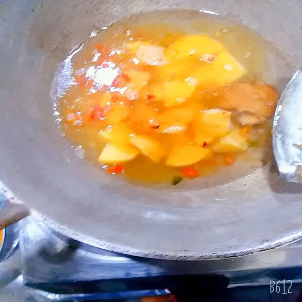 Setelah air mendidih, masukan kentang lalu aduk dan tunggu sampai kentang matang