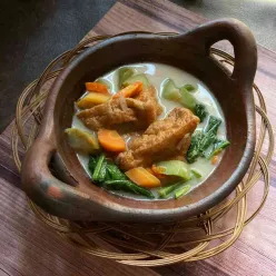 Tahu dan Sayuran Kuah Santan