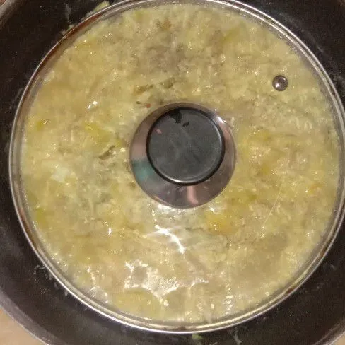 Telur harus tertutupi semua biarkan 1-2 menit lalu angkat.