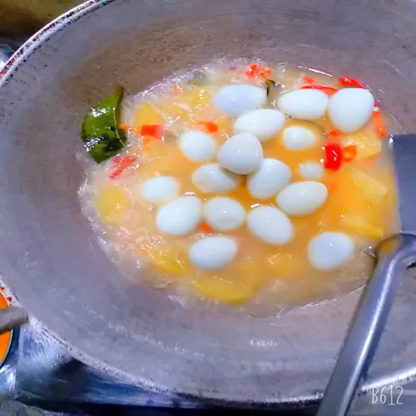 Setelah kentang matang, masukan telur dan bumbu pelengkap aduk-aduk rata lalu koreksi rasa