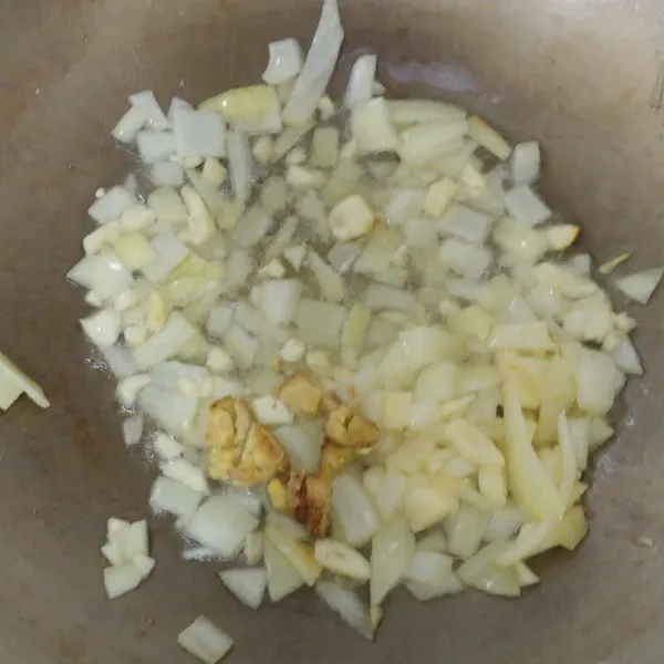 Tumis bawang putih, bawang bombay sampai layu lalu masukkan jahe. Masak sampai harum.