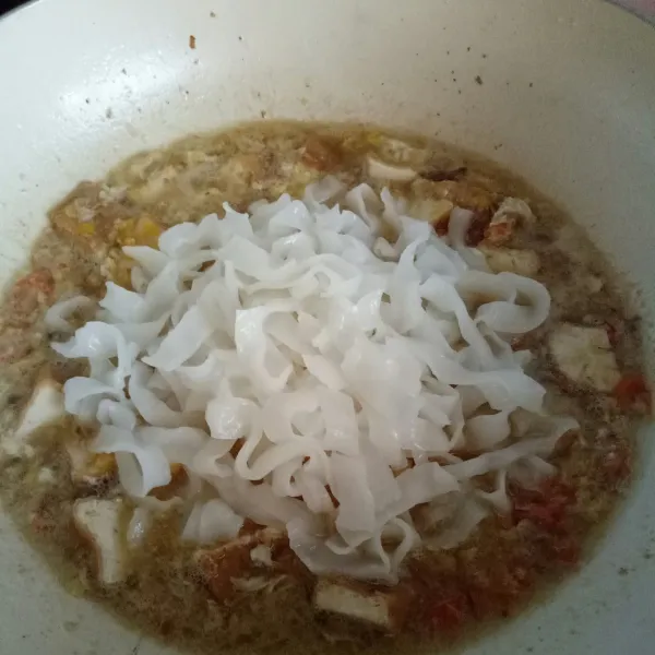 Masukkan kwetiau, masak sebentar.