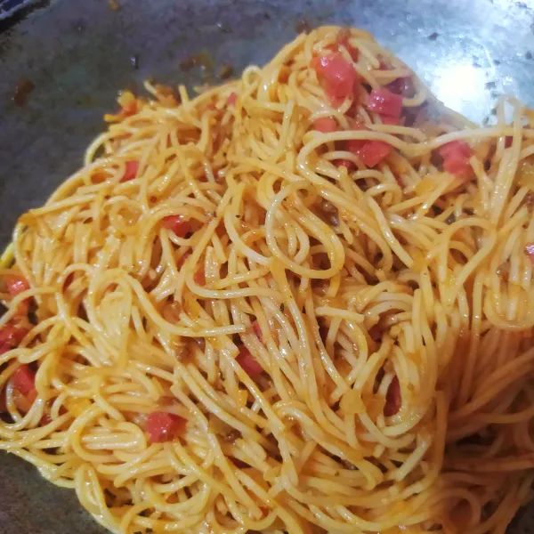 Masukan spaghetti, aduk rata. Sisihkan.