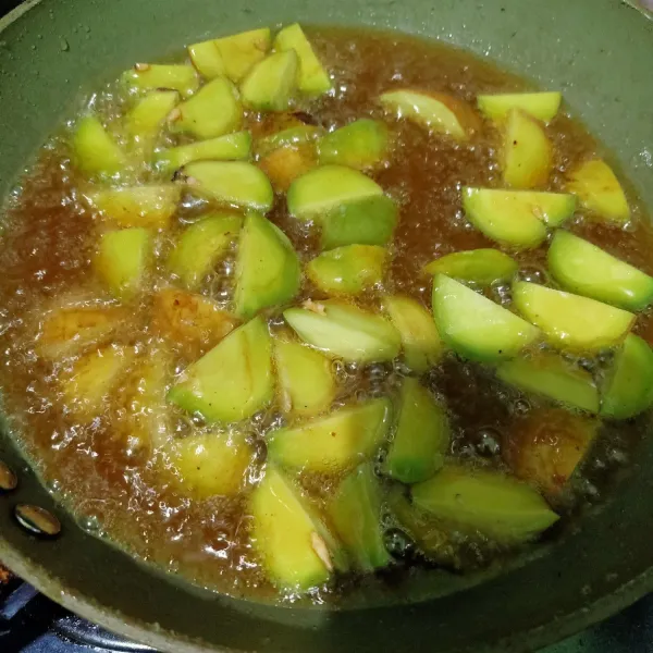 Siapkan wajan lalu masukan minyak, tunggu panas minyak lalu masukan jengkol. Goreng sampai matang lalu angkat.