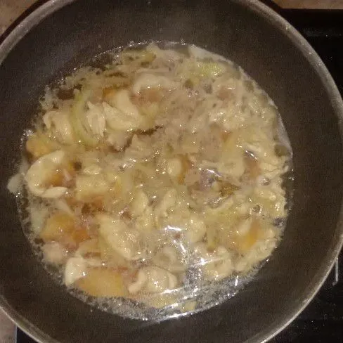 Masukkan ayam yang telah diiris tipis sebesar 5 cm. Masak hingga berubah warna.
