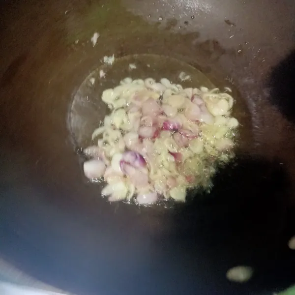 Siapkan wajan lalu beri minyak sedikit lalu setelah minyak panas masukan irisan bawang. Oseng sampai tercium harum.