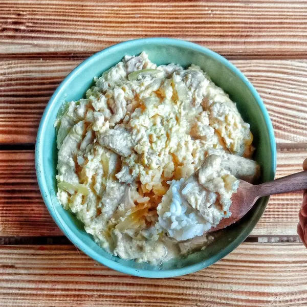 Sajikan di atas nasi hangat.