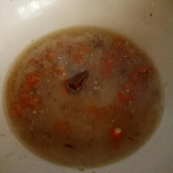 Tambahkan cabe, gula merah dan air.