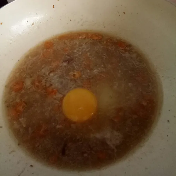 Masukkan telur dan orak-arik telurnya, biarkan matang.