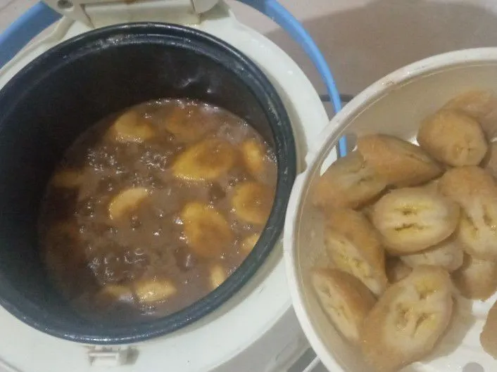 Setelah santan ditambahkan lalu masukkan pisang.