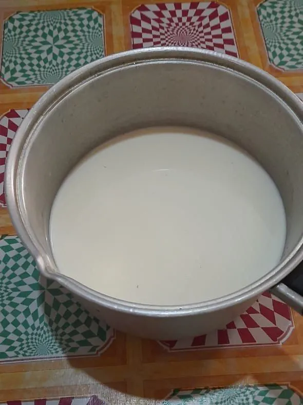 Tuang susu ke dalam panci.