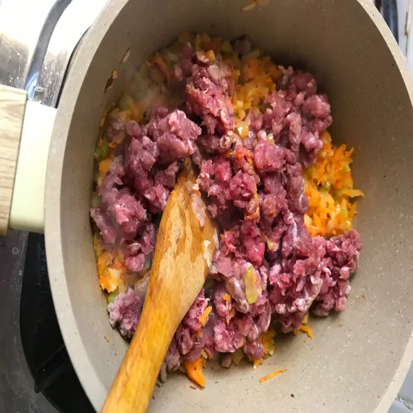 Tambahkan daging cincang, masak hingga berubah warna dan terlihat juicy (keluar air kaldu)