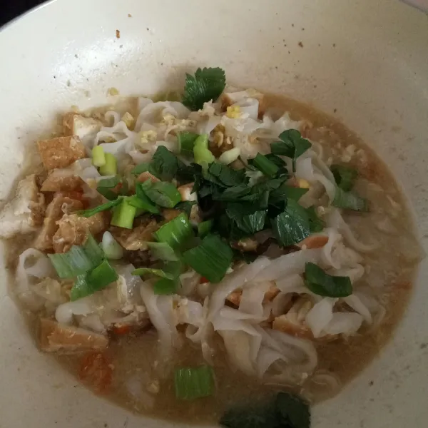 Tambahkan daun bawang seledri, segera sajikan.