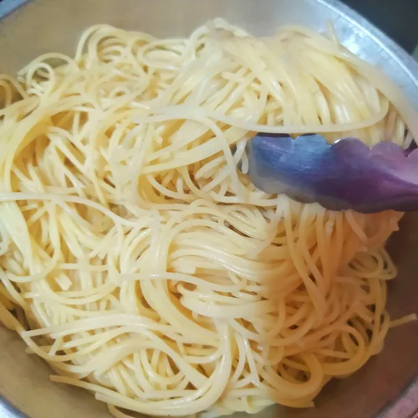 Rebus 1/2 panci air, tambahkan garam dan minyak. Setelah mendidih, masukan spaghetti, masak selama 5 menit. Tiriskan.