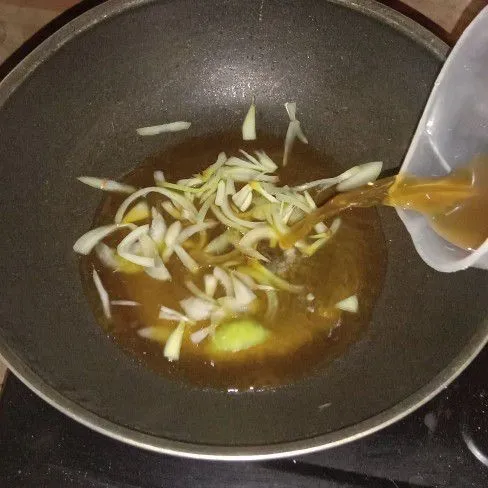 Campurkan mirin, shoyu dan gula. Aduk rata. Lalu masukkan bawang bombay yang telah diiris tipis.