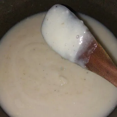 Siapkan nasi, rendam sebentar lalu blender dengan bawang putih dan lada sampai halus.