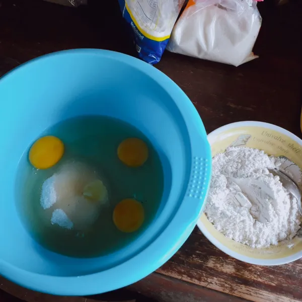 Siapkan bahan-bahan. campur telur, gula dan SP. campur terigu dan nutrijell, lalu ayak