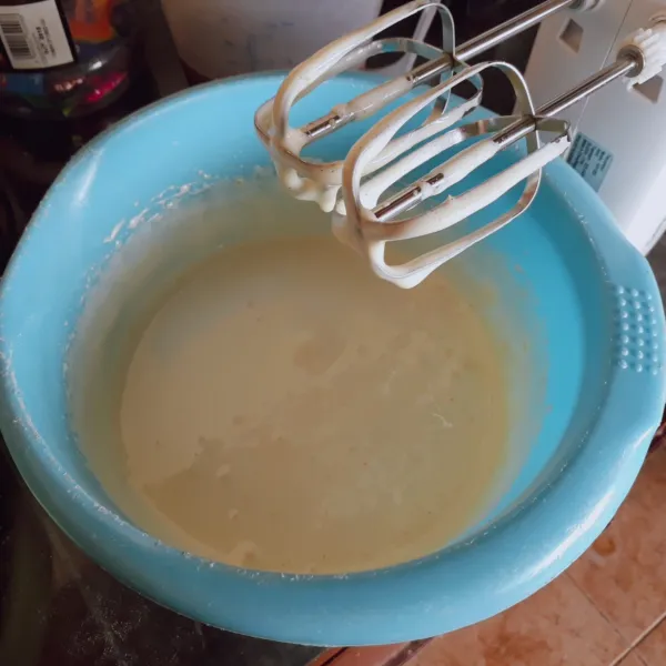Mixer telur dengan kecepatan tinggi hingga kental berjejak.