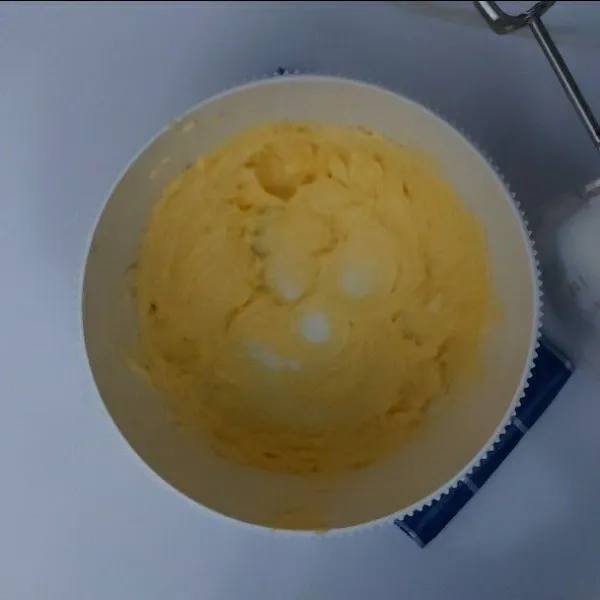 Mixer butter, margarin dan kuning telur asal tercampur rata.