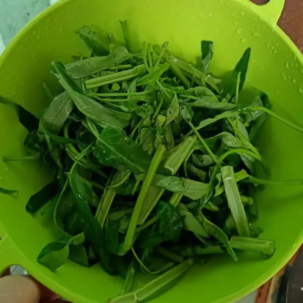 Siapkan 1 ikat kangkung, petik daunnya lalu batangnya dibagi dua. Cuci bersih dan tiriskan