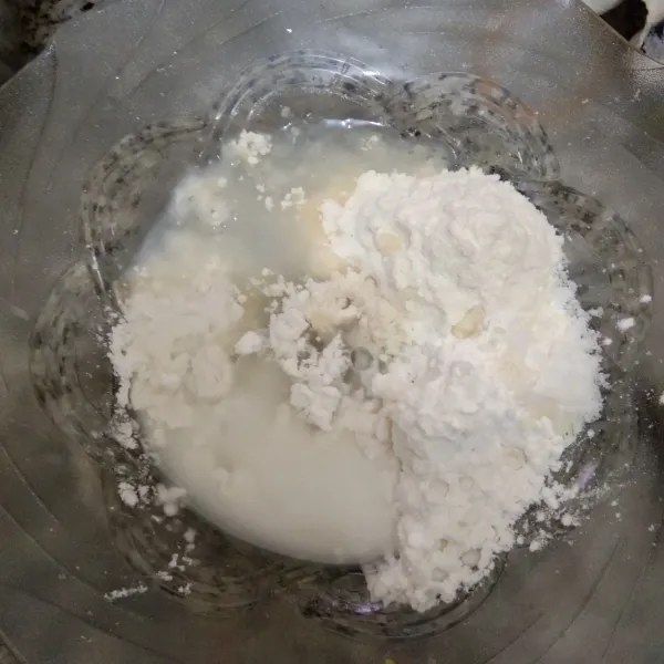 Dalam wadah campur tepung terigu, tepung tapioka, garam, kaldu jamur dan air panas secukupnya