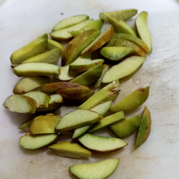 Iris tipis-tipis jengkolnya.